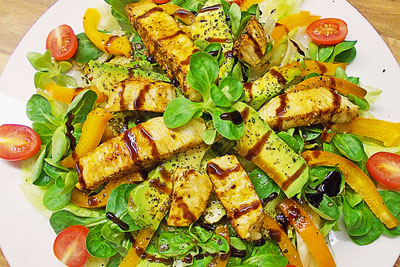 hähnchen-avocado-salat